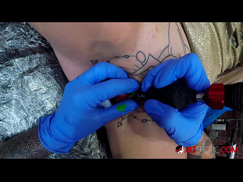 ❤️ Sully Savage, une chaudasse extrêmement tatouée, s'est fait tatouer le clitoris. Fuck vidéo at us fr.mass-pr.ru